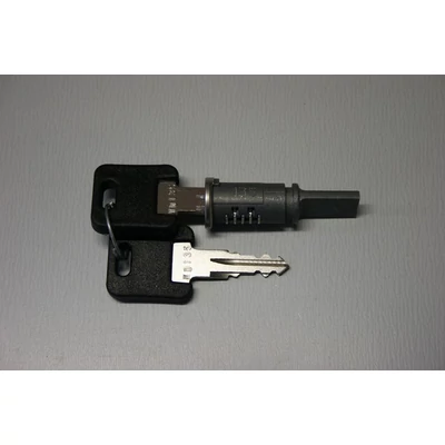 Szervízajtó zárbetét, 18mm, Crusader